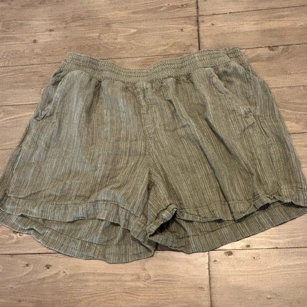 Briggs, olive green shorts, woman’s size XL, w/pockets. Ruche stitch waist band.